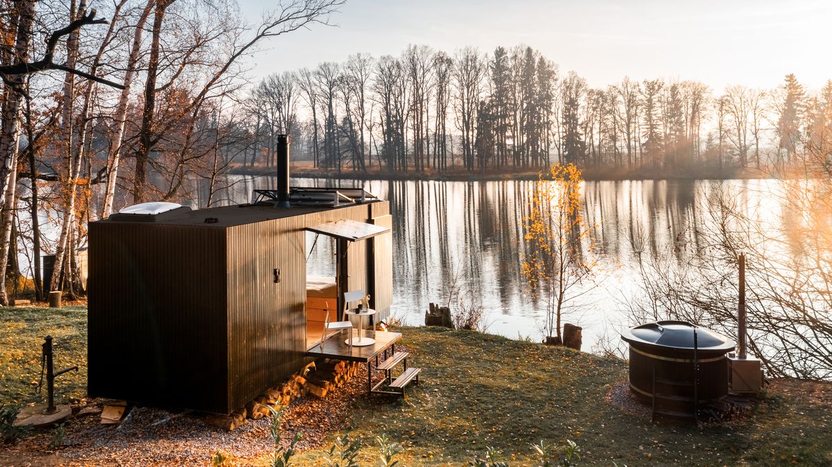 Obytný kontejner na břehu rybníka nabízí pohodlné a soběstačné bydlení i romantiku